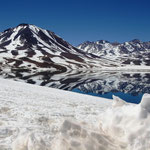 Nein, kein See in den schweizer Alpen. Das ist die Lagune Miscanti, hinten der Vulkan, auf einer Höhe von 4'500 Metern.