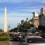 An der Av. 9 de Julio mit dem Wahrzeichen von Buenos Aires, dem Obelico. Die Strasse ist unglaublich breit, wir zählten ca. 20 Fahrspuren!?!?! Buenos Aires kann man hier nicht mehr sagen!!!