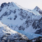 Blick auf andere Berge mit einem Gletscher