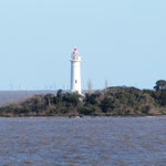 Leuchtturm bei Colonia, im Hintergrund sind sogar noch die Hochhäuser von Buenos Aires sichtbar