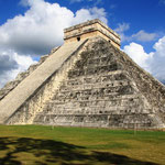 Chichén Itzá ist eine der bedeutendsten Ruinenstätten auf der mexikanischen Halbinsel Yucatán. Sie gehört der späten Maya-Kultur an.