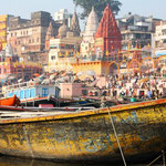 Als besonders erstrebenswert gilt es für strenggläubige Hindus, in Varanasi im Ganges zu baden sowie dort einmal zu sterben und verbrannt zu werden.