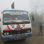 Morgen in der Früh in Sauraha gings mit dem Bus nach Sonauli an der indisch-nepalesischen Grenze. Danach mit dem Velo-Rikscha an die Grenze und danach weiter mit dem Bus nach Gorakhpur.