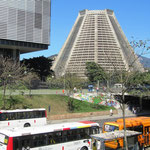 An der „Avenida República do Chile“ findet man die moderne wie ein Vulkan aus Beton aussehende „Catedral Metropolitana“ mit einem Fassungsvermögen für 20.000 Gläubige.