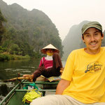 Eine wunderbare Flussfahrt durch Tam Coc am Morgen, die zahllosen Ausflügler von Hanoi sind noch nicht da!!! :)