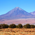 Vulkane rund um San Pedro. Die Atacama Wüste ist die trockenste der Welt.