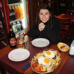 Ein typisches Gericht in Uruguay: Chivito, mit Rindfleisch, Schinken, Spiegelei, Käse, Pommes Frites, Kartoffelsalat, Tomaten, Gurken usw.