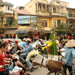 Die wichtigste Verkehrsregel in Vietnam: Grosse Vehikel wie Busse und Lastwagen haben immer Vorfahrt, Roller lassen Busse vor und Fussgänger kommen ganz zum Schluss. So ein Chaos auf den Strassen wie in Hanoi haben wir bis jetzt noch nie gesehen!! :)