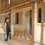 Das Tuol-Sleng-Museum (ehemals ein Gymnasium) wurde unter der Leitung Pol Pot's im Jahr 1979 in das grösste Konzentrationslager und Folterzentrum des Landes verwandelt. 1977 wurden im S-21 durchschnittlich 100 Menschen pro Tage zu Tode gefoltert.