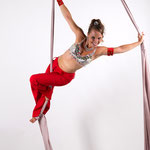 Astrid Roenig tanzt auf Aerial Silks