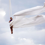 Astrid Roenig tanzt auf Aerial Silks die an einem Kran befestigt sind.