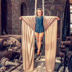 Astrid Roenig tanzt auf Aerial Silks in einer alten Fabrik
