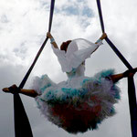 Astrid Roenig tanzt auf Aerial Silks in den Wolken