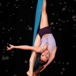 Astrid Roenig tanzt auf Aerial Silks inmitten von Seifenblasen
