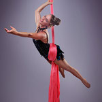 Astrid Roenig tanzt auf Aerial Silks