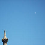 トラファルガー広場のネルソン提督が昼間の白い月を見上げています。見えるかな？