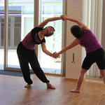 Katharina und Christa in einer Tanzimprovisation