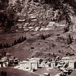 Zermatt um 1900. Am linken Bildrand die Kirche. Oben, unter der Schälpflue, liegen die Äcker und darunter die Heuwiesen der Schälpmatte. Bildarchiv René-Michael Biner. 