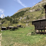 Auf der kleinen Hochebene namens Herbrig: Stadel, Stallscheunen und Spuren von Ackerterrassen zeugen von einer intensiven Berglandwirtschaft, die der Bevölkerung während Jahrhunderten ein karges (Über)leben bot.  