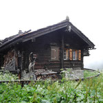 Einfacher ist ein Wohnhaus im Gebirge kaum zu machen: Das kleine Gebäude am Südrand des Weilers.