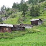 Stallscheune: Unten das Vieh, oben die Heuvorräte. Oft stehen Stallscheunen in Gruppen zusammen wie hier auf der vorderen Herbrig am Weg zwischen Zermatt und Zmutt.