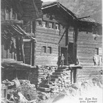 Eine Ansichtskarte um 1900 zeigt das Haus noch mit Satteldach. 