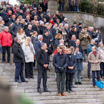 gespanntes Warten auf die Salutschüsse vor der Kirche