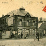 L'école juste derrière la mairie avec la porte sur la grand rue