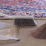Vor der Wäsche werden die Teppiche gründlich ausgeklopft, Staub und Milben werden entfernt.
