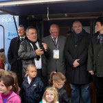 A gauche, Michel Louise, président du District de football, pour célébrer l'équipe de jeunes filles de Gavray