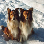 Bärbel (li) und Elfie mit 8 Jahren im Schnee (Winter 2002)