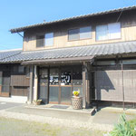 母屋は昭和のたたずまいです。２０１８年キッチンなどを家庭用にリフォーム。母屋のみ上水道は使わず、全て地下水を使用しています。