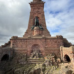 Kyffhäuser Denkmal mit dem Reiterstandbild von Kaiser Wilhelm I und darunter Kaiser Friedrich Wilhelm I (Barbarossa)