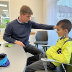 Pädakustiker bei der Hörgeräteanpassung für ein Kind