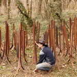 Groupe de sculptures en acier en présence de l'artiste