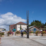 Sculpture en acier au centre d'une place de village