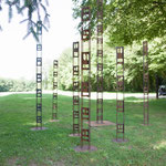 Sculpture en acier en forme de totem