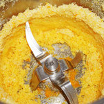 Paste aus Zucker und Orangenschalen im Mixtopf
