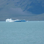 Iceberg provenant du Glacier Uppsala dérivant sur le Lago Argentino