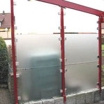 Trennwand Glas in Klemmen gefasst