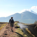 wandern auf dem aktiven Vulkan (Vulkandampf rechts neben mir) / hiking on a volcano (see the steam right of me)