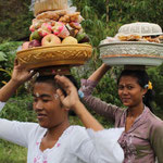 Frauen tragen Ofpergaben / women carrying offerings