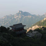 Blick auf einen von vielen Tempeln auf dem Berg / view to one of a few temples at the mountaintop