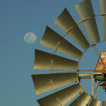 Mond über der Razorblade Windmühle / moon over Razorblade windmill