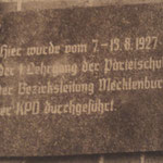 Die Tafel erinnerte von 1987 bis zur Wende an den 1. Lehrgang der KPD in Mecklenburg  von 1927