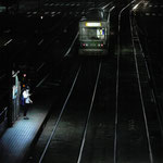 路面電車のある風景フォトコンテスト　準特選「待つ」　安田慶子