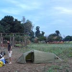 Campement en bordure d'un champs