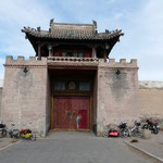 L'entree du monastere d'Erdene Zuu, le plus ancien monastere bouddhiste de Mongolie. Au 19e, il comprenait 62 temples et accueillait plusieurs milliers de moines.