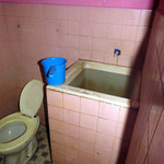 typisches Bad mit Kaltwasser-Eimerdusche-Klospülung  typical bathroom with cold-water-bucket-shower-toilet-flush