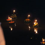 die Blumen und Kerzen auf dem Weg - flowers and candels on theyr way
